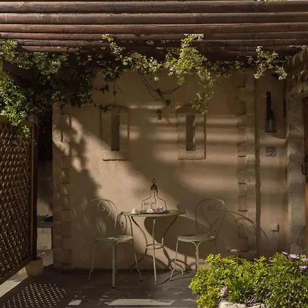 Отель Kinsterna